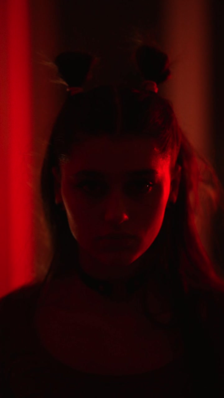 retrato de una mujer en luz azul y roja