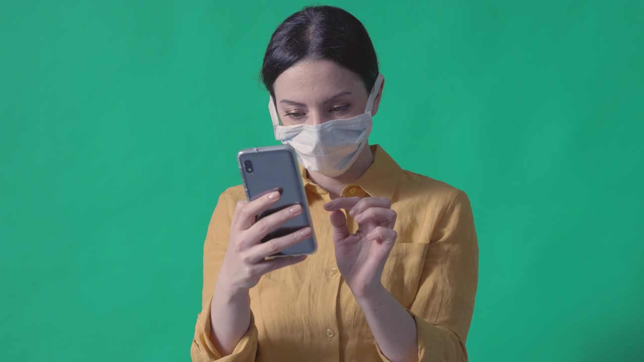 joven con una máscara quirúrgica y tomando selfies