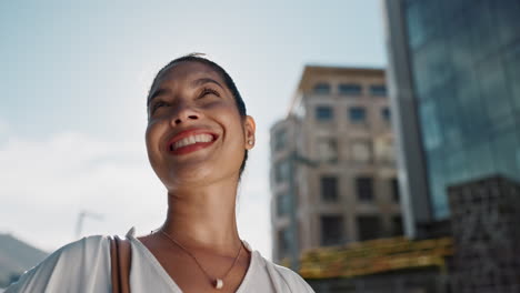 mujer feliz en la ciudad