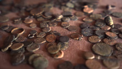 viejas monedas árabes rústicas en primer plano, enfoque selectivo