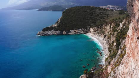impresionante vista aérea reveladora del paraíso y la remota playa de filikuri en la riviera albanesa