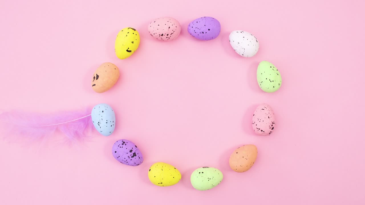 пасхальные яйца и перья делают круг с местом для текста. остановите движение