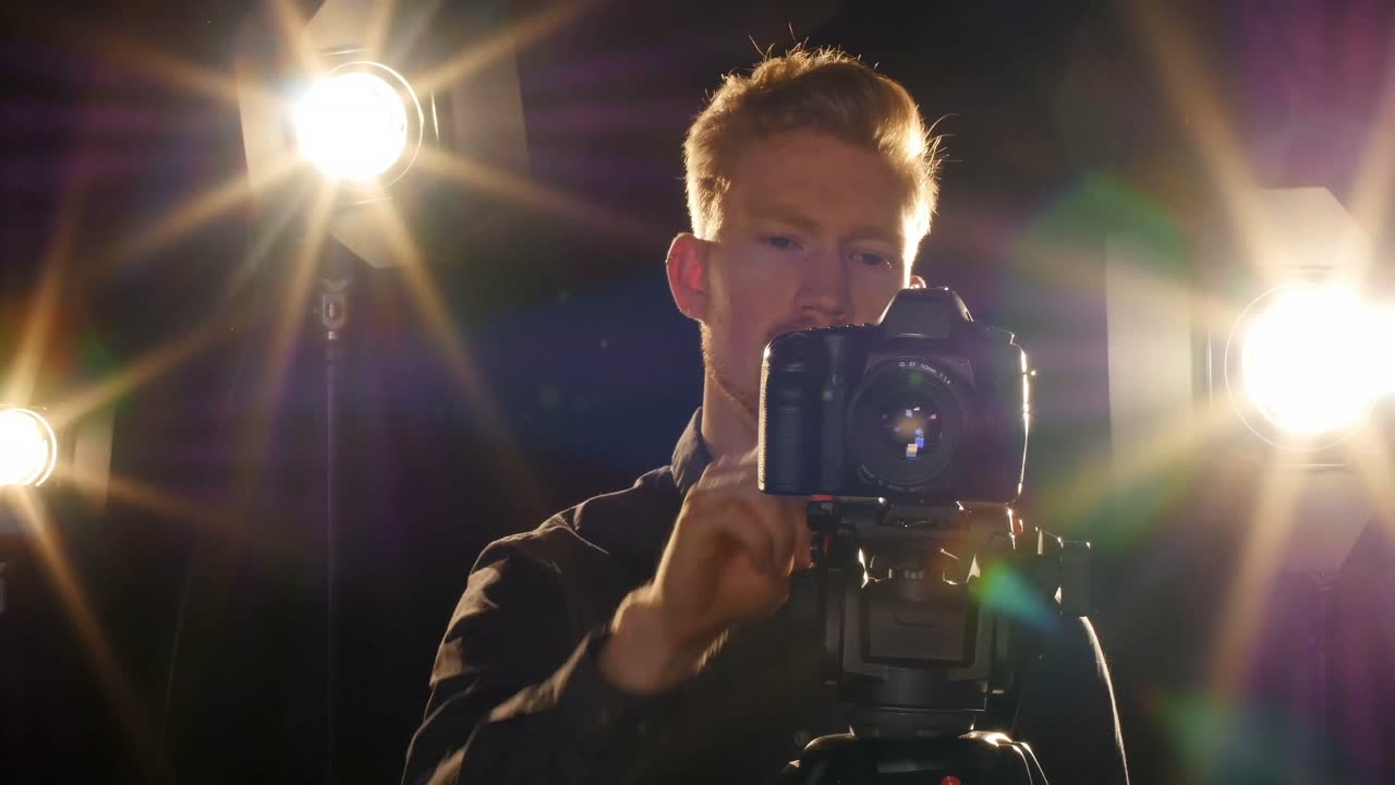 fotógrafo masculino fotografiando con una cámara digital