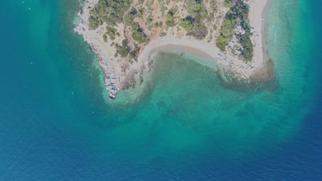 antena - toma de arriba hacia abajo de ktiponisi, grecia con gaviotas