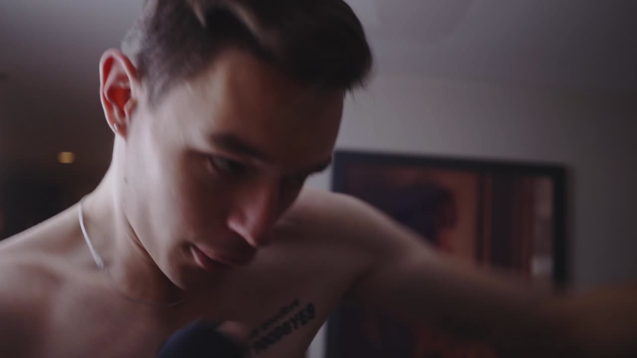 портрет спортсмена, тренирующего бокс у себя дома