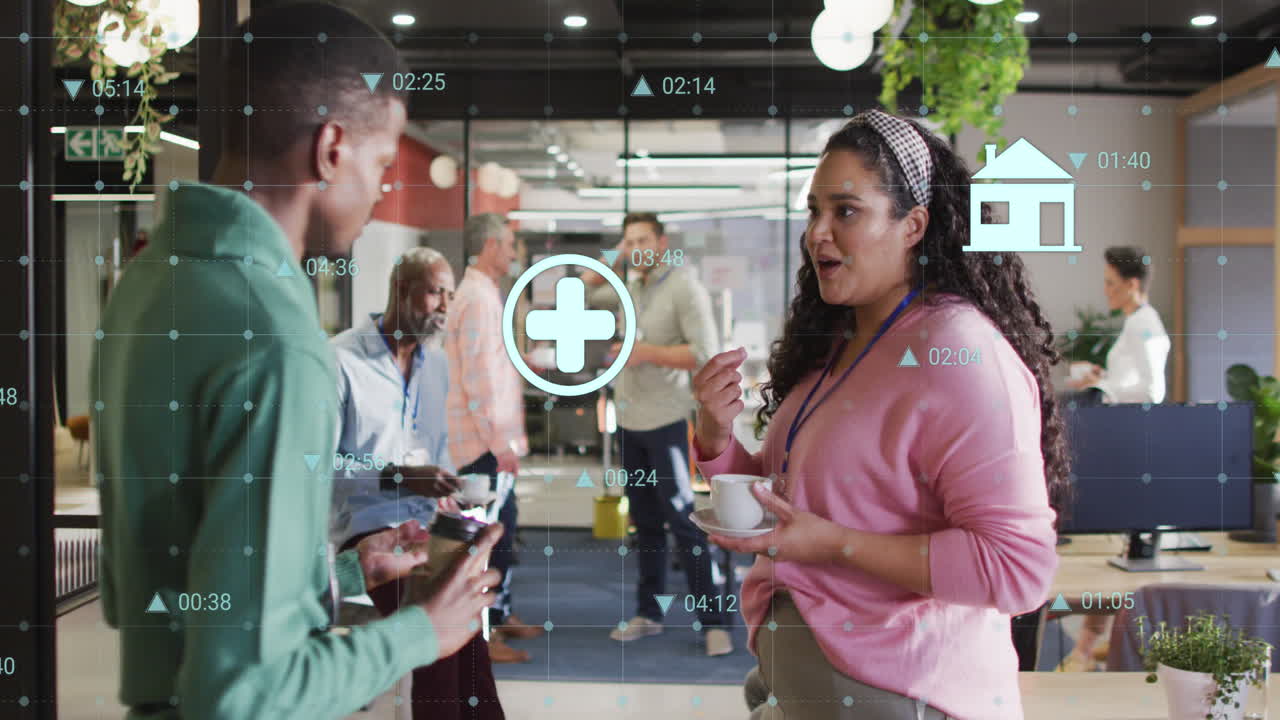 animación de números y iconos cambiantes sobre diversos compañeros de trabajo discutiendo durante la pausa para el té