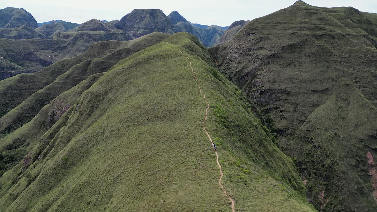 la antena de montaña sigue el sendero de senderismo en la cresta panorámica de la cumbre de la hierba
