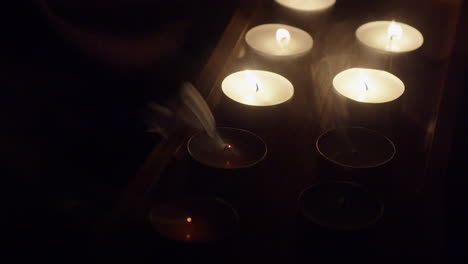 velas de té en bandeja de madera decorativa soplado, extinguido a negro