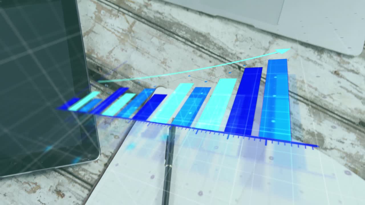 animación de flecha en gráfico en crecimiento en computadora portátil, teléfono celular y tableta digital, bolígrafo y bloc de notas