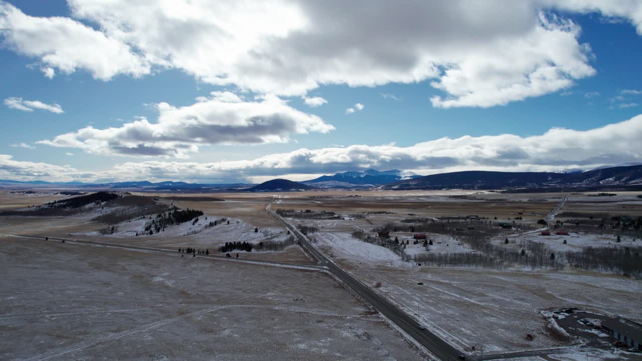 vistas aéreas de drones de una carretera remota y tranquila en colorado