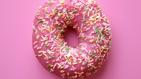 círculo brillante de rosquilla cubierto por esmalte de hielo aislado en rosa. cámara roja del dragón 4k