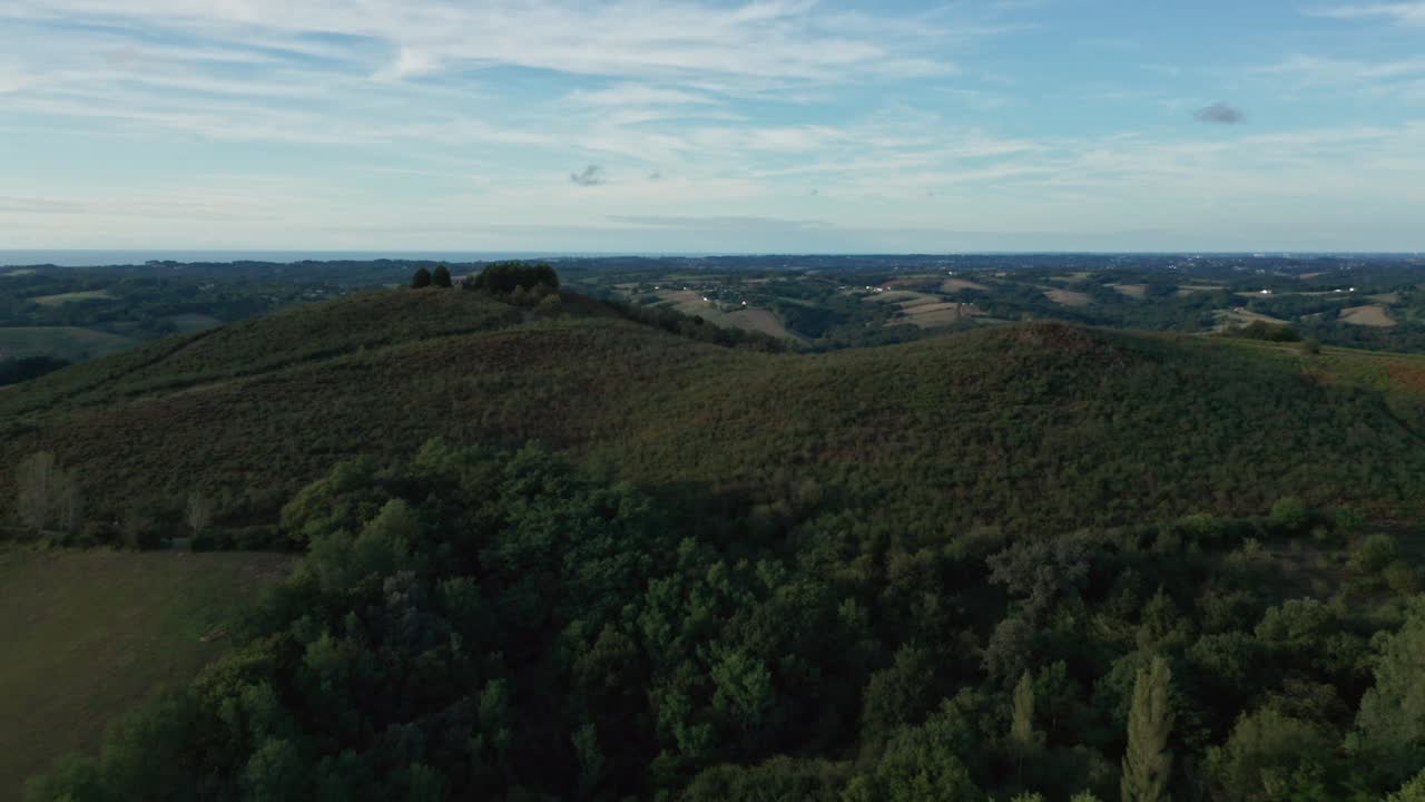 바스크 지방의 st pée sur nivelle 상공을 비행하는 드론 영상