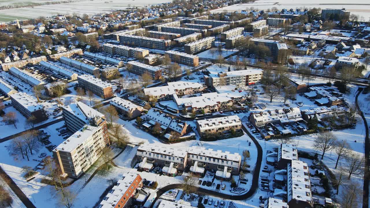 눈으로 인 평화로운 교외 동네의 아름다운 지브