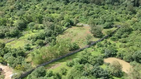 viaje por carretera en carretera india en monzón - temporada de lluvias vista aquí en dudhiware khind en lonavala, india - material de archivo aéreo de drones más vendido
