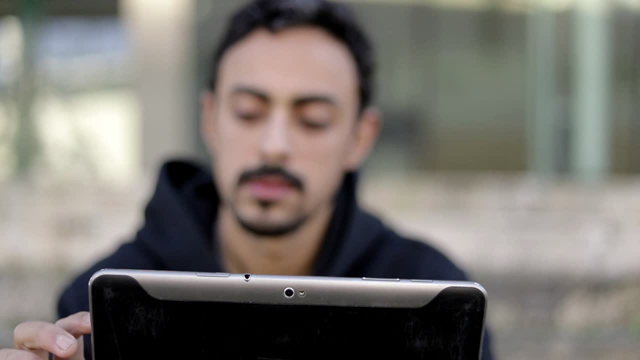 enfoque selectivo del hombre usando una tableta digital