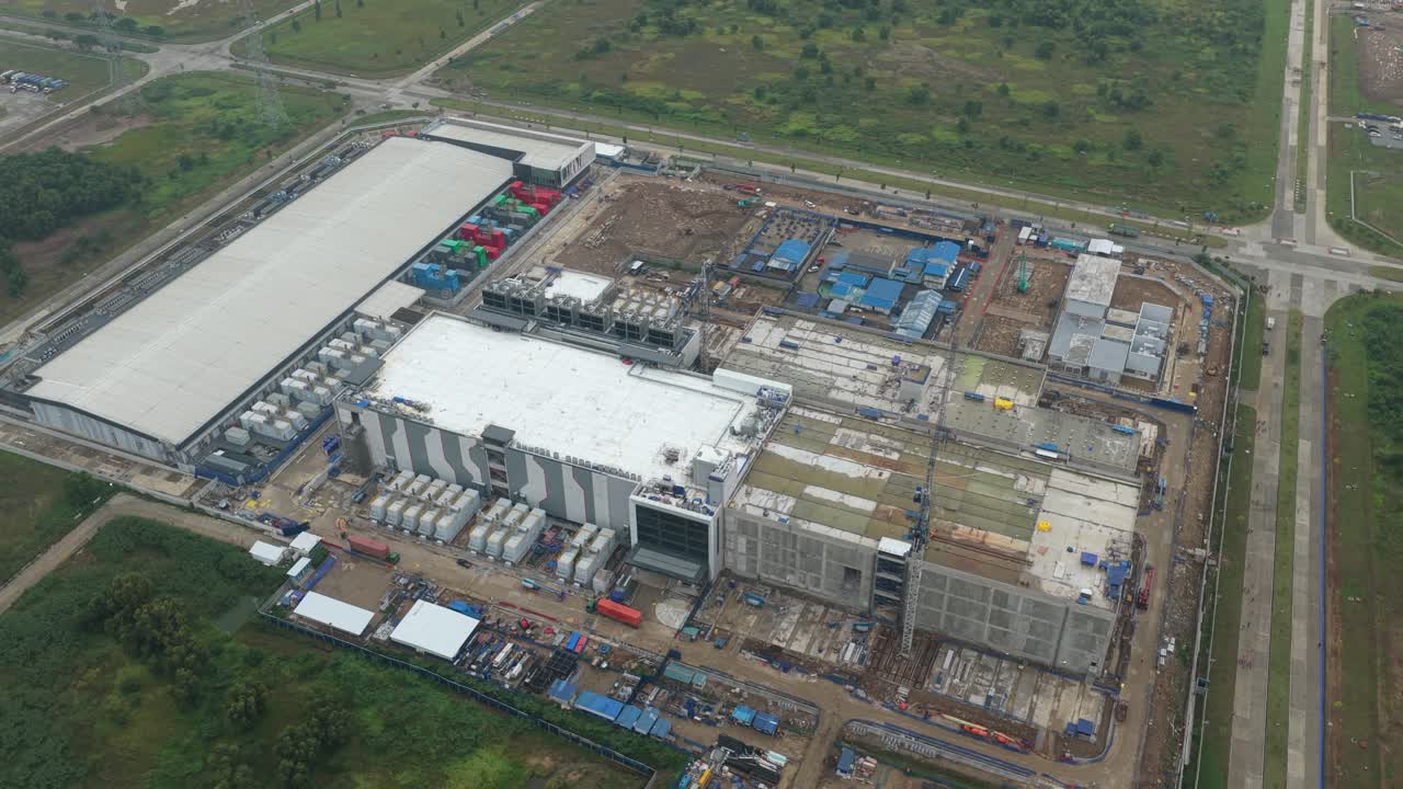 Vista aerea di un grande complesso industriale in costruzione