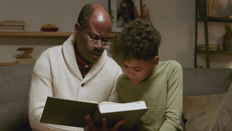 Viejo-Negro-Y-Niño-Leyendo-Un-Libro