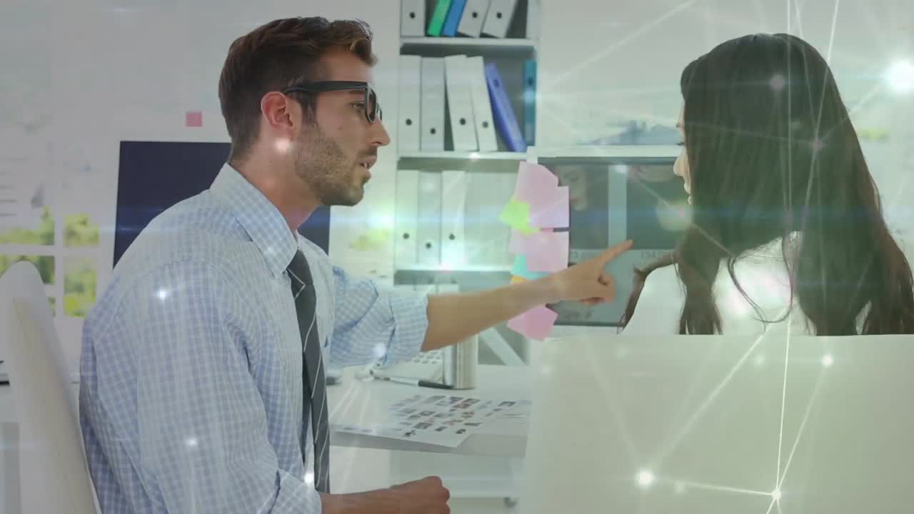 animación de la red de conexiones y senderos de luz sobre diversos empresarios