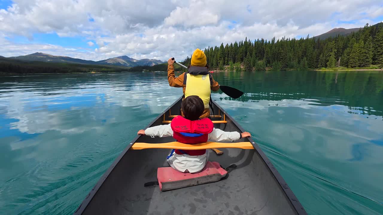 Personen beim Kanufahren auf einem Bergsee