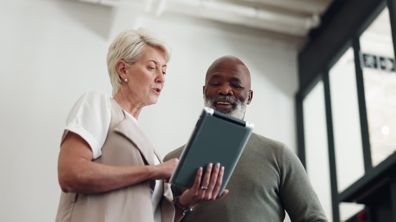 gente de negocios, tableta y conversación trabajando