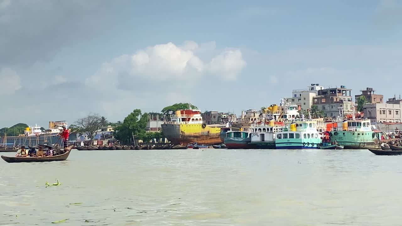 방글라데시 다카에서 목선을 타고 부리강가 강을 건너는 알아볼 수 없는 사람들