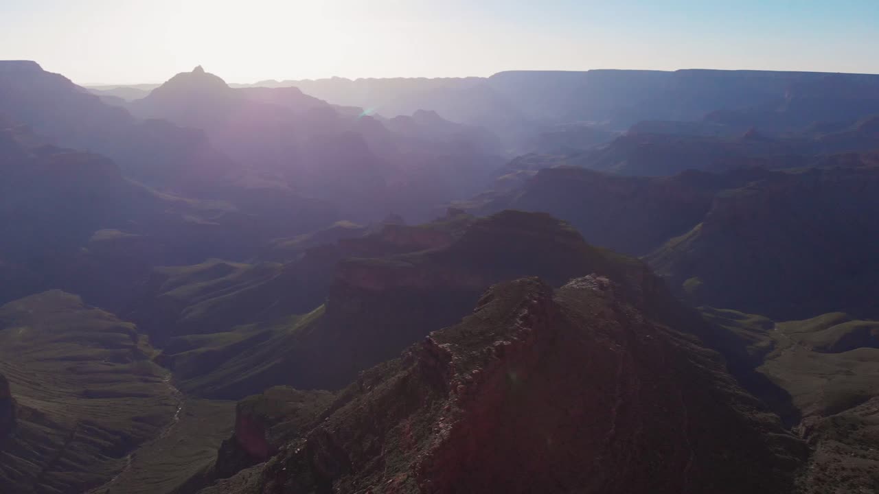 drone volando en el gran cañón, hermosa vista aérea al amanecer