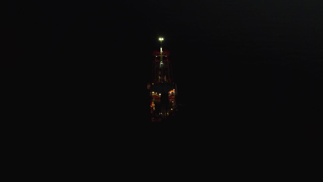 antena de barco, petrolero por la noche, vista de arriba hacia abajo y retroceso, por la noche en el mar