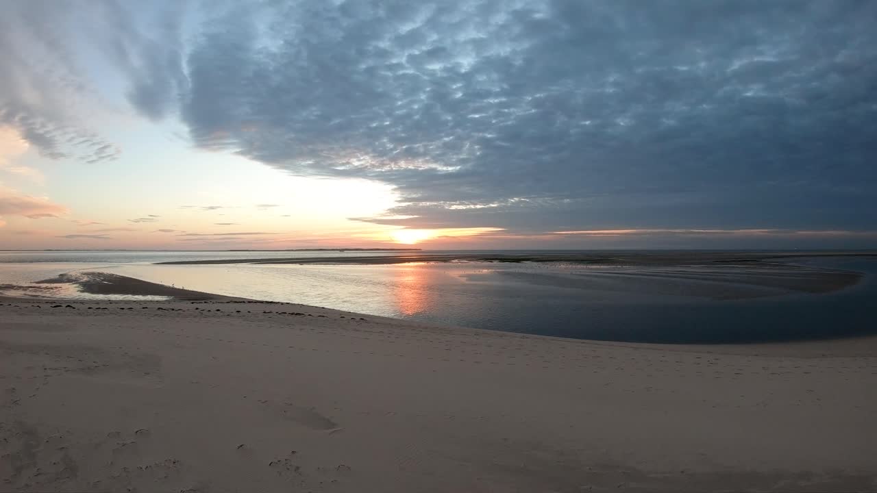 volando sobre la playa en la antena de puesta de sol