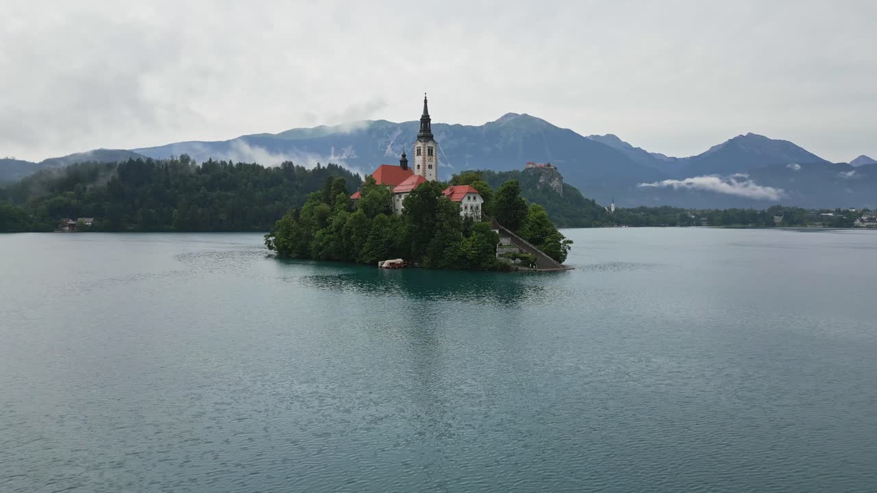 Orbitalne ujęcie z drona Jeziora Bled, Słowenia, rano latem