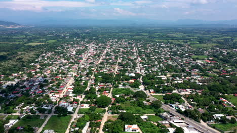 amplia vista aérea de los suburbios de la ciudad de oaxaca en méxico, filmada por un dron con desplazamiento horizontal