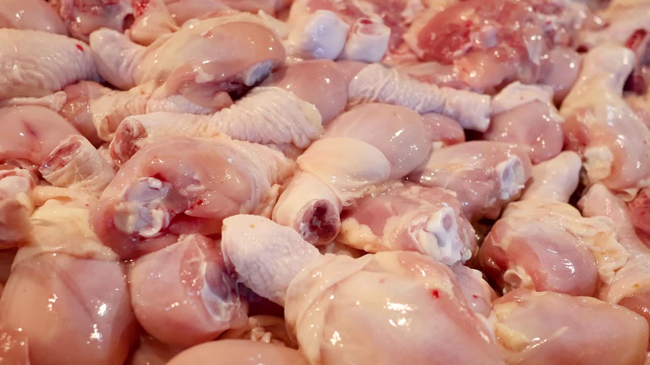 Vari pezzi di pollo crudo disposti vicini
