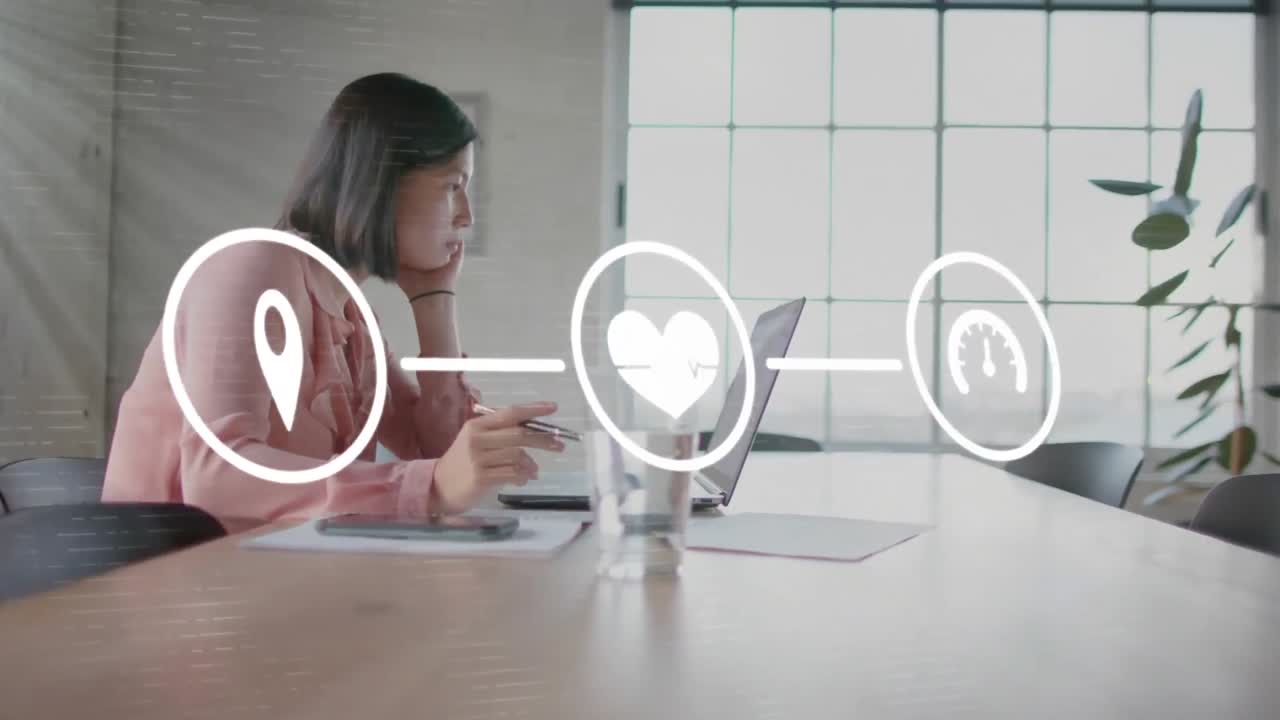 animación de iconos conectados sobre luces de lente contra una mujer asiática cansada analizando informes en una computadora portátil