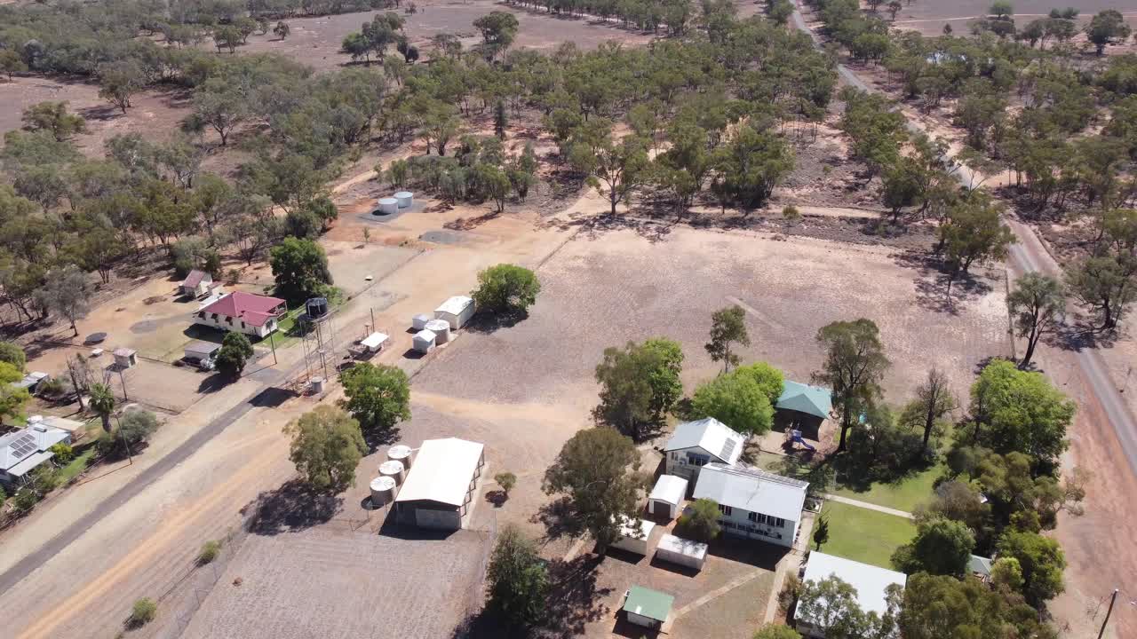 vista aérea de una propiedad de campo en el interior de australia