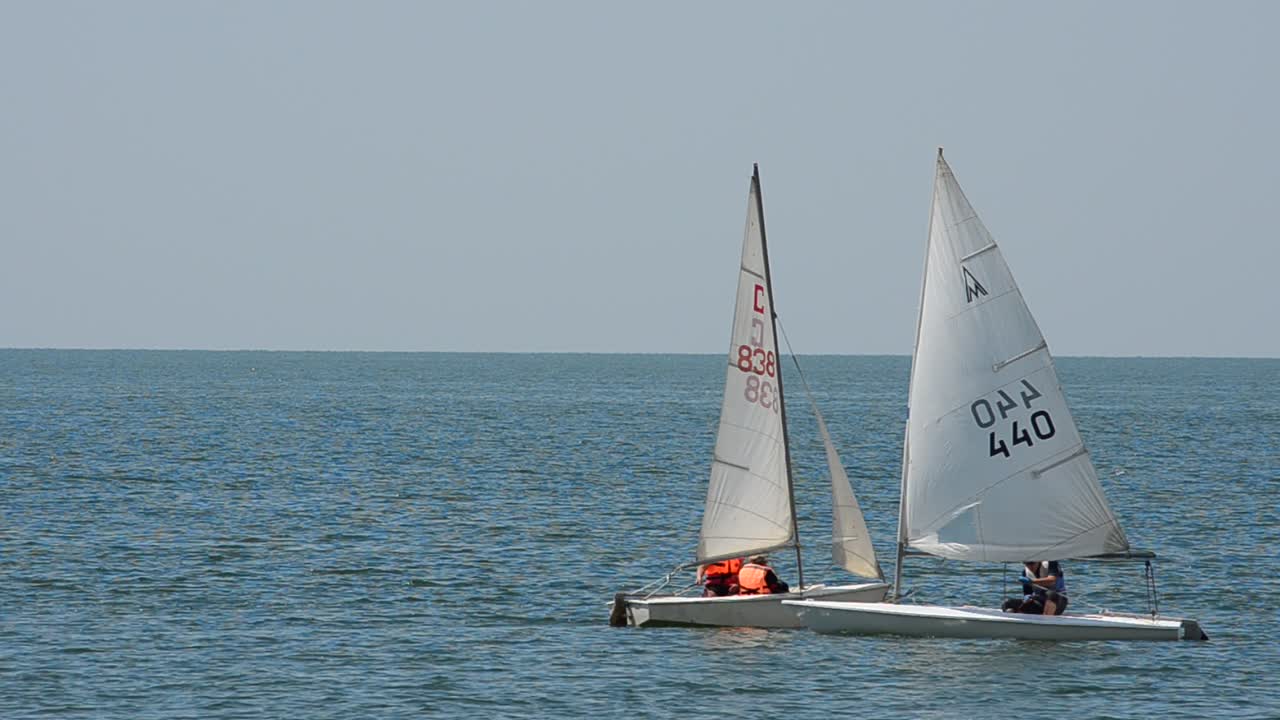 Regatta zu Ehren einer Urlaubssaison. Stadt Berdjansk, Ukraine. Yachten im Meer