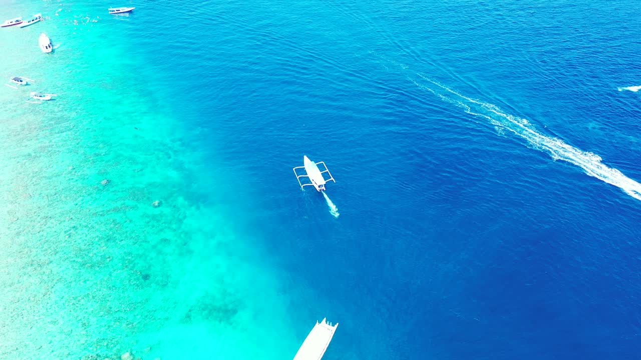 pesca y lanchas rápidas flotando en el mar tropical cerca del arrecife de coral, inclinándose hacia arriba