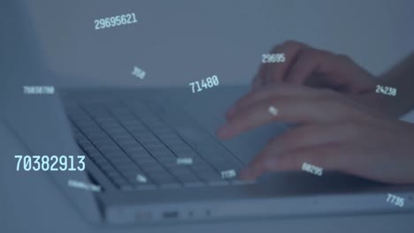 animación de números cambiando sobre una mujer usando una computadora portátil