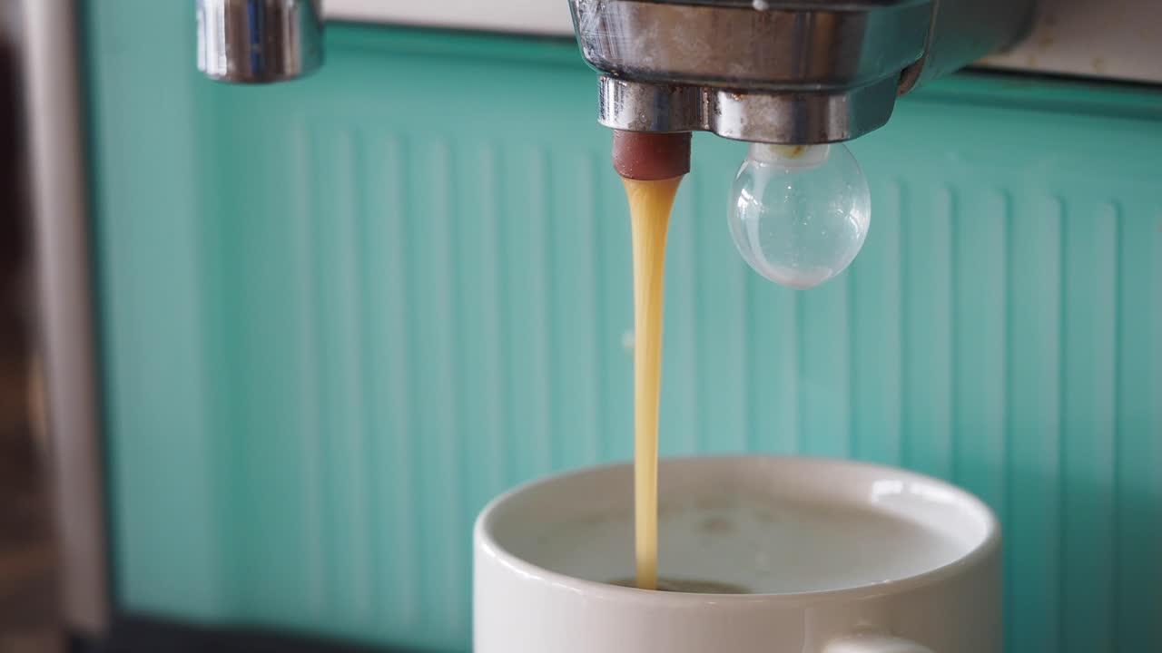 커피 머신 이 컵 에 커피 를 고 있다