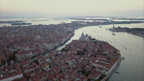 Amplia-Toma-Aérea-Descendente-Del-área-De-San-Marco-Desde-Arriba-Al-Anochecer,-Venecia,-Italia