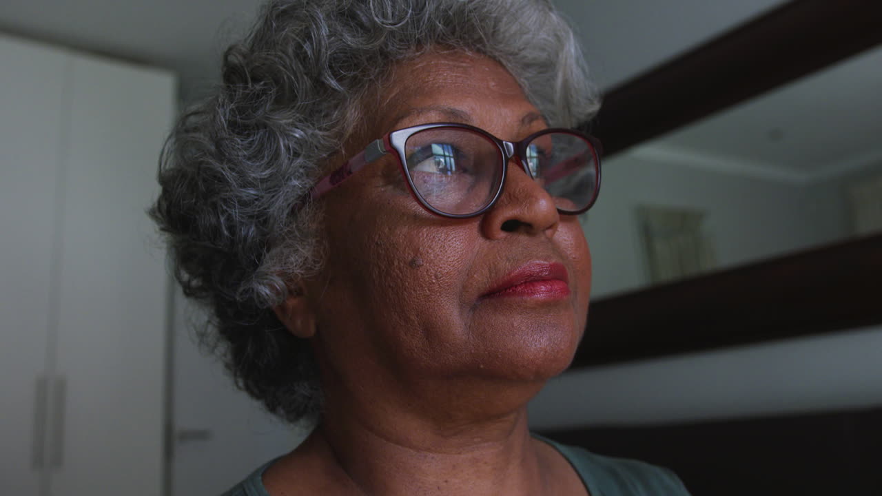 una anciana afroamericana que pasa tiempo en casa, distanciándose socialmente en cuarentena.