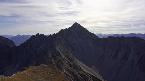 Schwenkschuss-In-Den-Bergen-Der-Alpen,-Der-Den-Gipfel-Der-Reitherspitze-Von-Der-Seefelderspitze-Bei-Seefeld-In-Tirol-In-österreich-Zeigt
