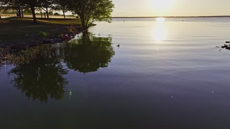 Agua-De-Lago-Reflectante-A-La-Hora-Dorada-En-Rockwall,-Texas