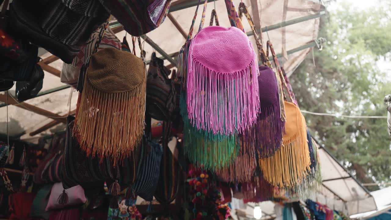mercado artesanal con productos hechos a mano en san cristobal de las casas en chiapas, méxico