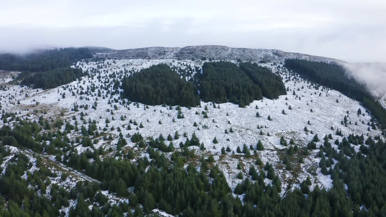 el país de las maravillas de invierno: nubes bajas que rodean las montañas wicklow cubiertas de nieve y un encantador paisaje boscoso