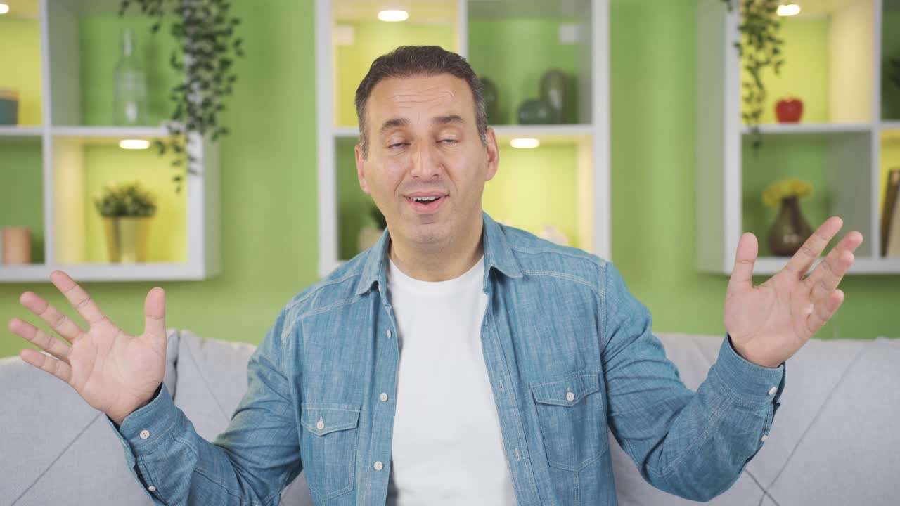 혼란스러운 남자가 놀라서 카메라를 쳐다보고, 듣고, 좋은 소식을 전합니다.