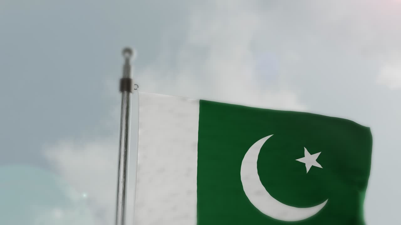 Pakistaanse vlag die in de wind wappert tegen een bewolkte lucht