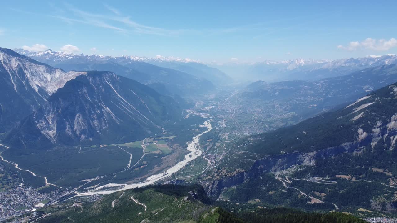 드론은 유명한 로네 강과 함께 스위스의 놀라운 발레  ⁇ 리 위를 날아갑니다. 좋은  ⁇ 빛 날씨