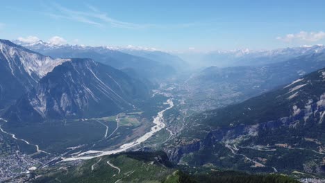 Drone-Vuela-Sobre-El-Impresionante-Valle-De-Valais-En-Suiza-Con-El-Famoso-Río-Rhone,-Buen-Clima-Soleado