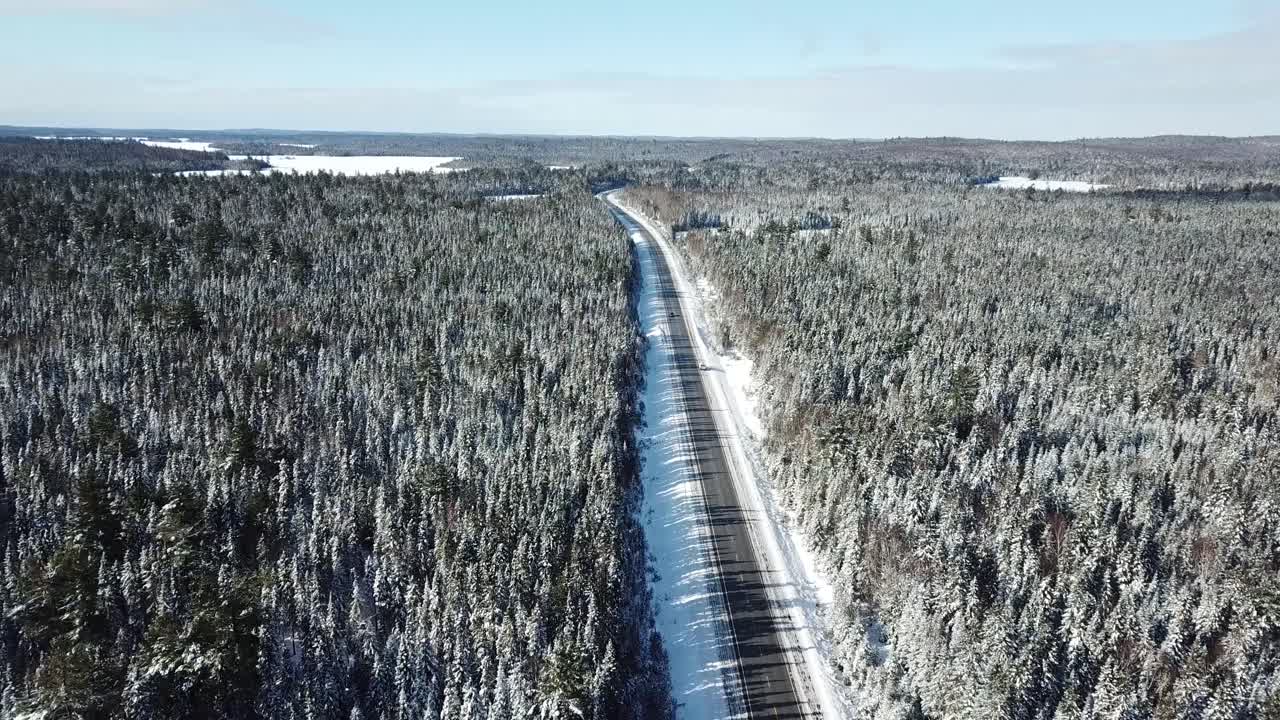 холодное солнечное голубое небо зимний день в северной сельской местности канады - беспилотник 4k воздушный