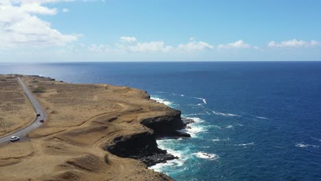 Vista-Aérea-De-Los-Acantilados-De-La-Costa-En-La-Isla-Grande,-Hawaii