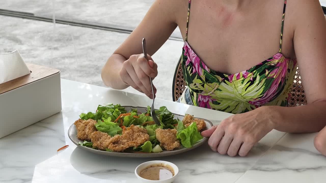 Mulher Comendo Salada com Frango Frito